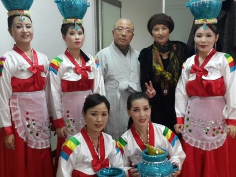 공연과 함께 하는 일공스님의 사진들 사진 5