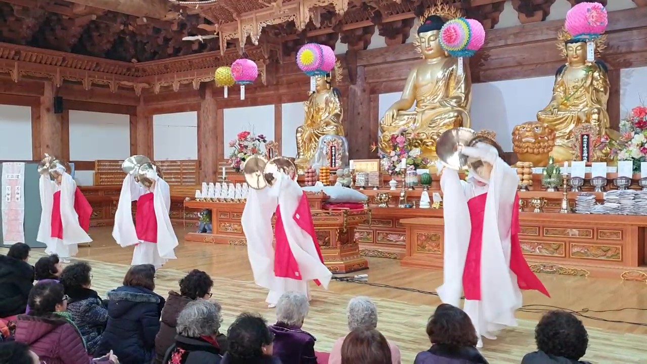법당에서 바라를 들고 영남바라춤을 추는 작법자들