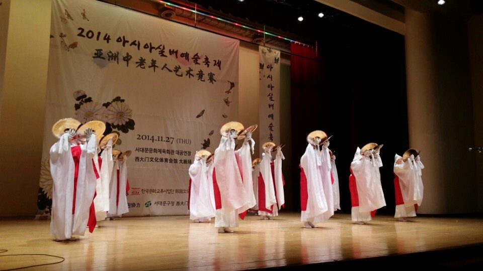 2014 아시아실버예술축제 무대의 단체 나비춤